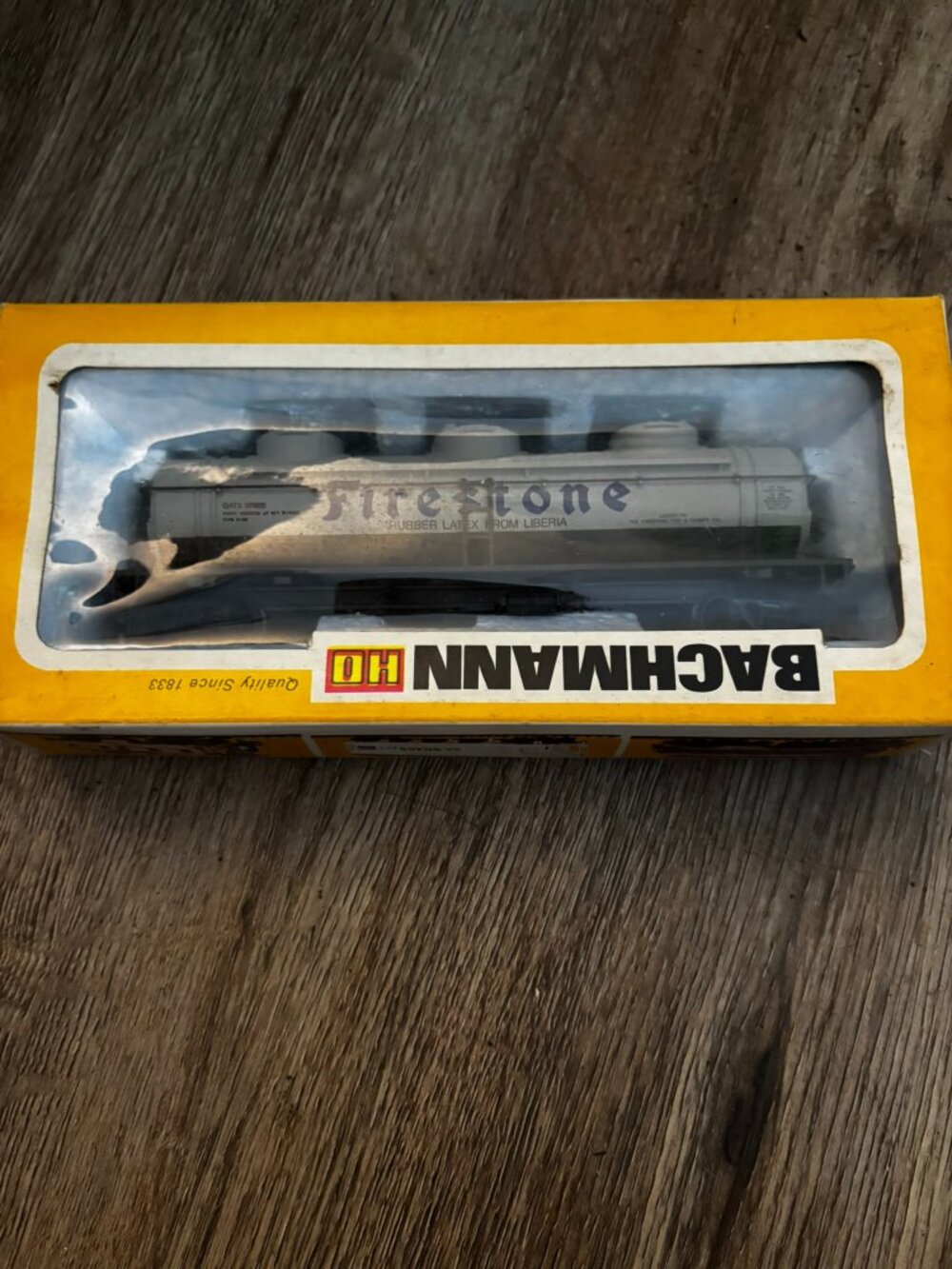 Bachmann HO 42' 3 Dome Tank Car Firestone 0926 Railroad Train set up display
